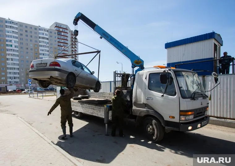 Теперь автомобили будут увозить на стоянку за мостом по улице Пермякова (фото из архива)