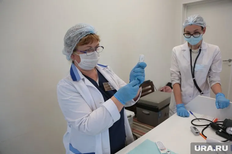Югорчане идут на вакцинацию от коронавируса под страхом увольнения