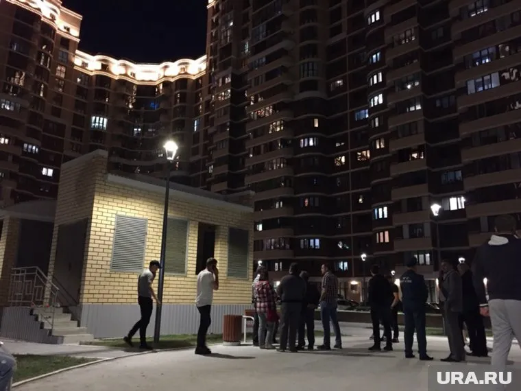 Школьники забрались внутрь вентиляционной шахты через открытую решетку