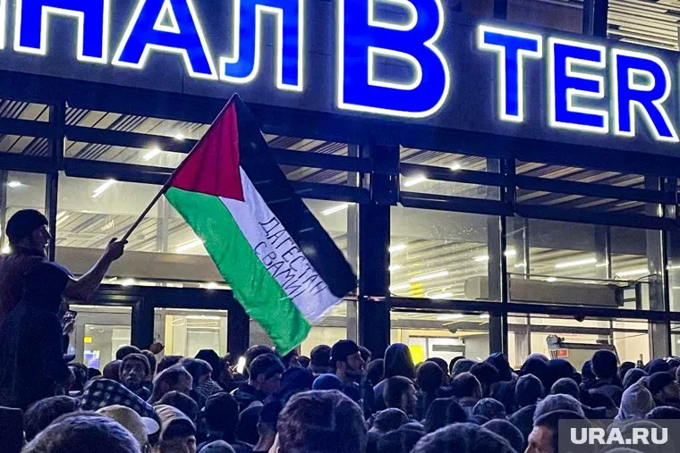 Сотни жителей Дагестана вырвались на взлетно-посадочную полосу аэропорта Махачкалы, чтобы встретить прилетевших из Израиля
