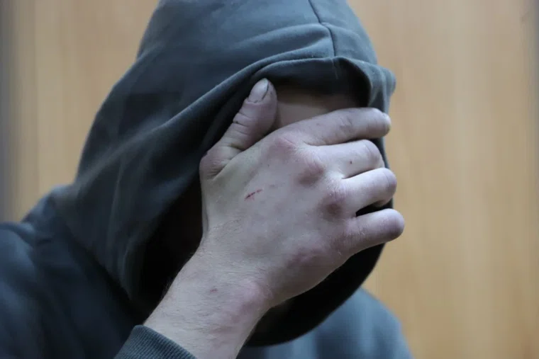 Михаил Слободян скрывал лицо от камер журналистов