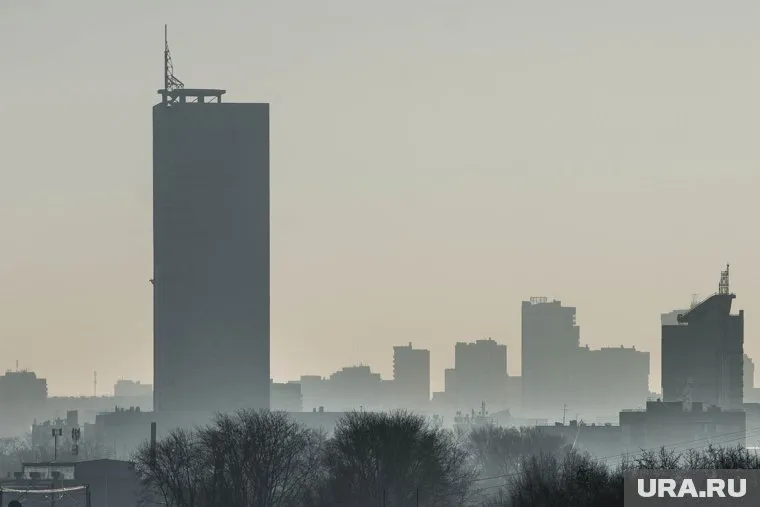 «Серый» дом будто хочет раскрасить весь город в свой фирменный цвет.