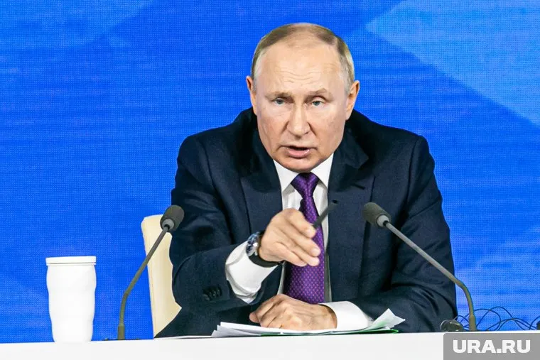 В России нужно модернизировать систему оплаты труда медиков, считает Путин