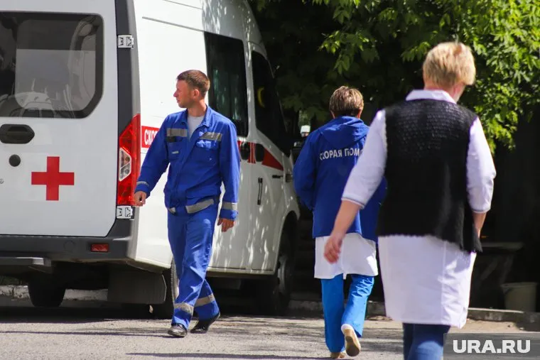 Сотрудники скорой помощи оставили мужчину за гаражами