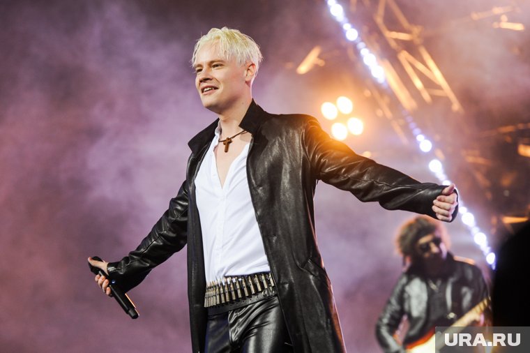 Ярославу Дронову 33 года: в чем феномен народной любви к певцу, который заSHAMANил всю страну