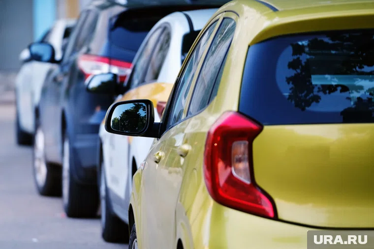 Автомобиль ехал по презжей части двора