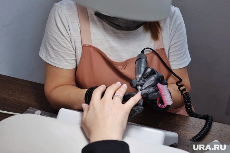 Любителям делать маникюр рассказали всю правду о гель-лаках