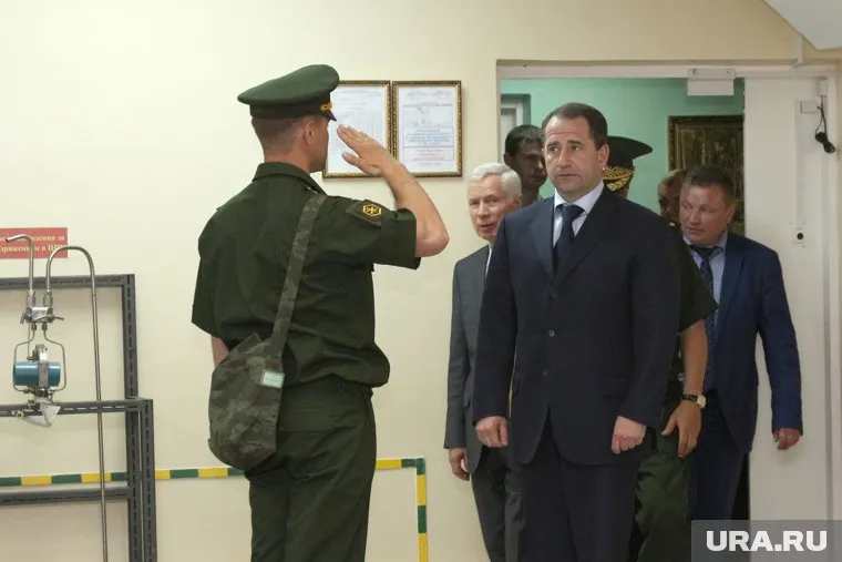 По слухам, полпреду президента Михаилу Бабичу уже не первый день ищут новую должность