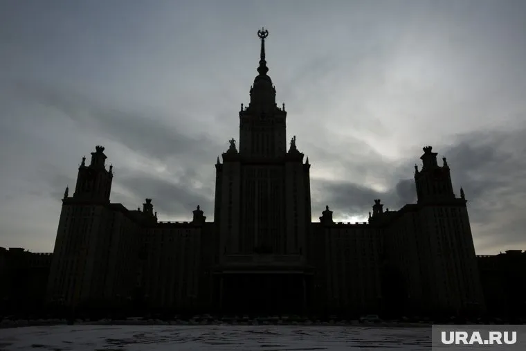 Только 50 российских вузов легко перейдут на новый формат работы (на фото — МГУ имени Ломоносова)