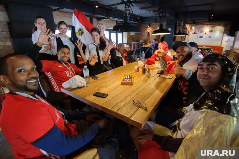 Болельщику придется отдать почти тысячу рублей за классический обед в баре с трансляцией матча