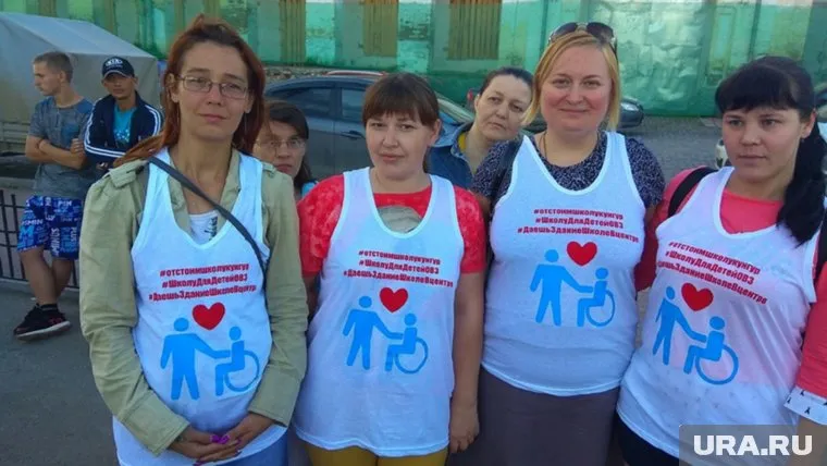 Родители детей с ОВЗ вышли на «Небесную ярмарку» в одинаковых футболках