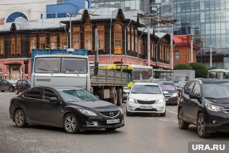 Движение по кольцевому перекрестку парализовано