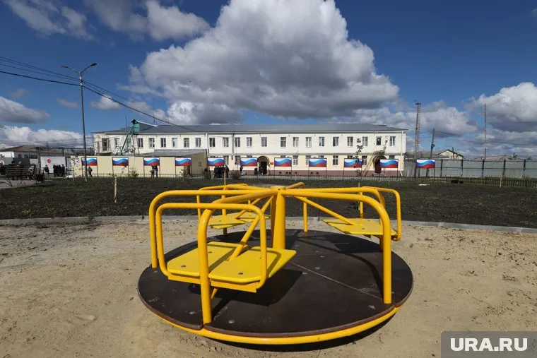 Карусель на детской площадке оказалась сломанной