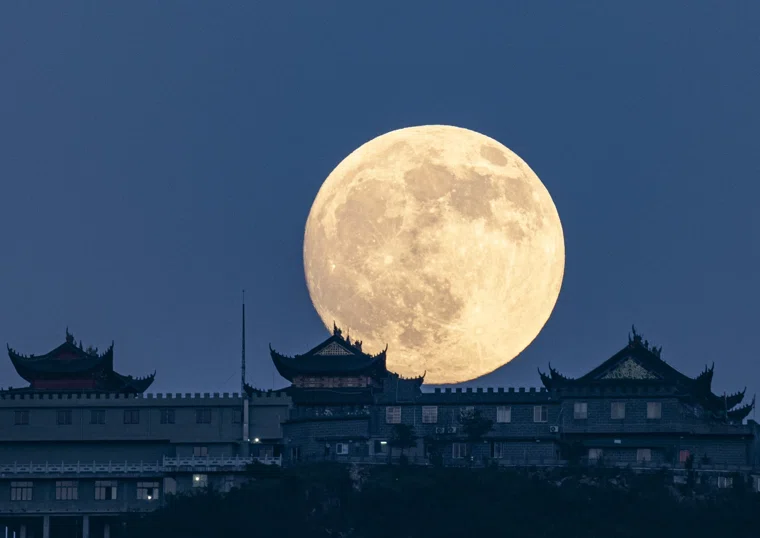 Суперлуние — это астрономическое явление, когда полнолуние совпадает с моментом максимального сближения Луны с Землей