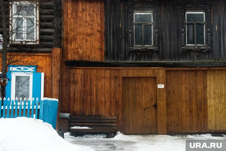 Двор деревянного дома превратился в каток из отходов