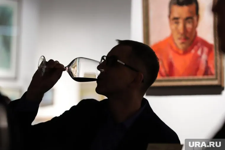 Мужчина может составить компанию один или со своими друзьями