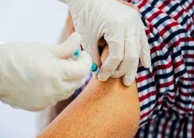Врачи дали рекомендации заболевшим после первой прививки от COVID