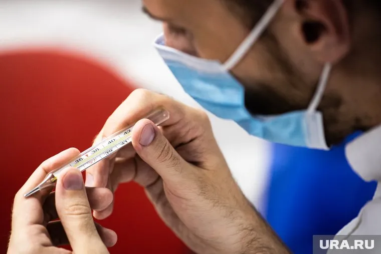 Пациенты с бессимптомным COVID-19 должны соблюдать самоизоляцию и измерять температуру, пояснили в Минздраве РФ