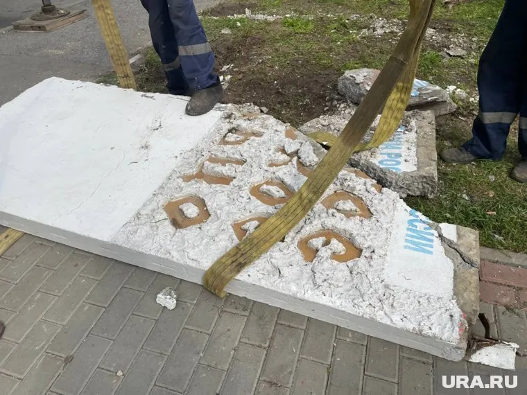 В курганском парке демонтировали стелу