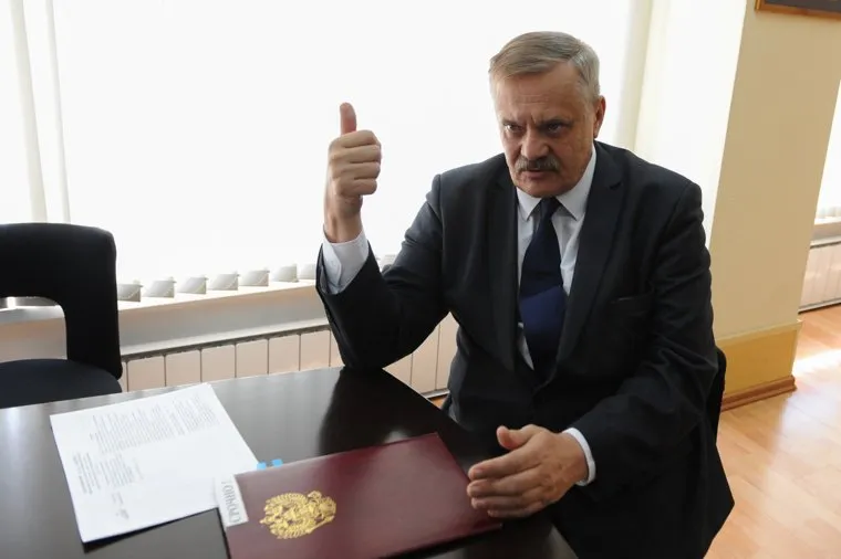 Интервью с министром экологии Челябинской области Сергеем Лихачевым. Челябинск, лихачев сергей, жест рукой, большой палец