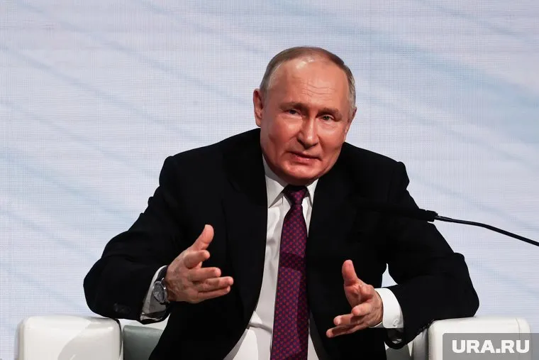 Президент РФ Владимир Путин вынужден в ручном режиме контролировать борьбу с паводками и помощь пострадавшим людям