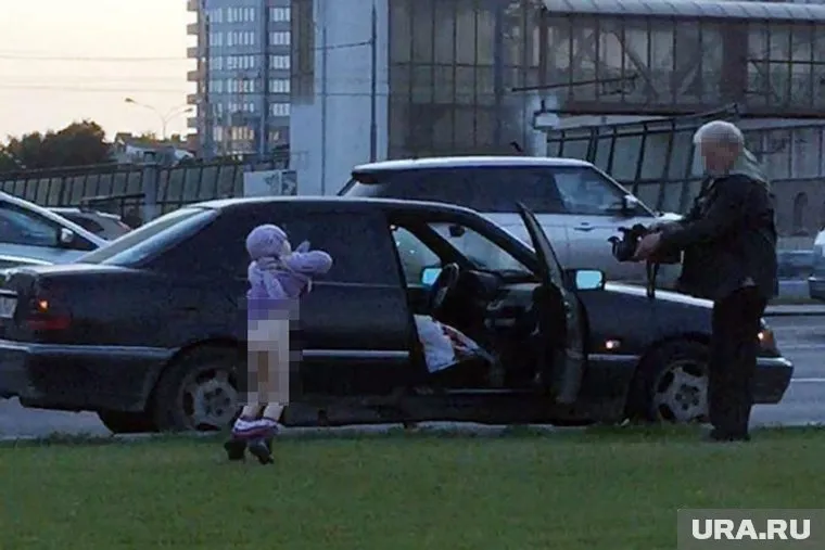 На фото видно, что мужчина снимал на видео голого ребенка