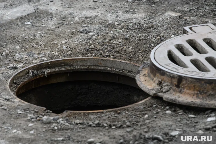 Девочку из люка достал мимо проходящий несовершеннолетний мужчина