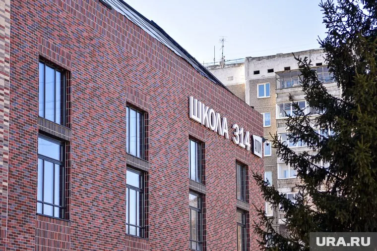 Во Владивостоке выпускники на последнем звонке танцевали на неогороженной крыше школы (архивное фото)