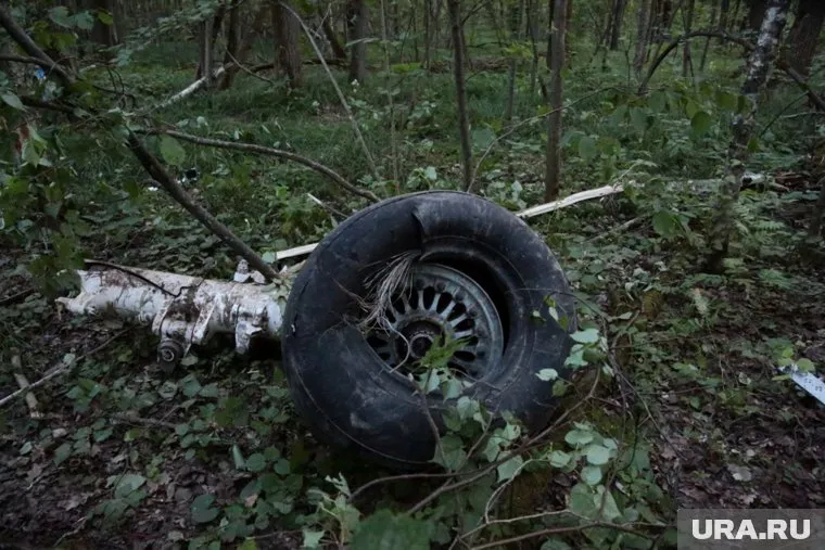 На месте происшествия находят обломки самолета