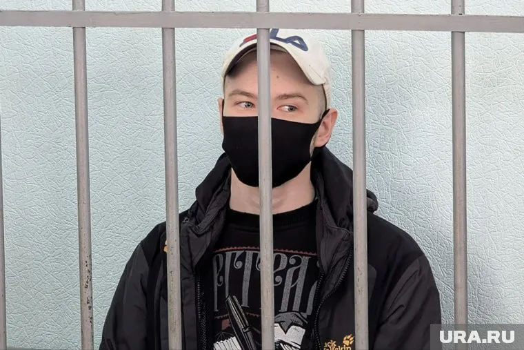 Данил Фомин прятал на суде лицо под черной маской