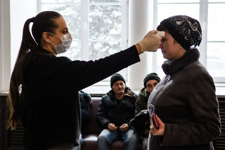 Меры предосторожности по коронавирусу на входе в администрацию Екатеринбурга. Екатеринбург