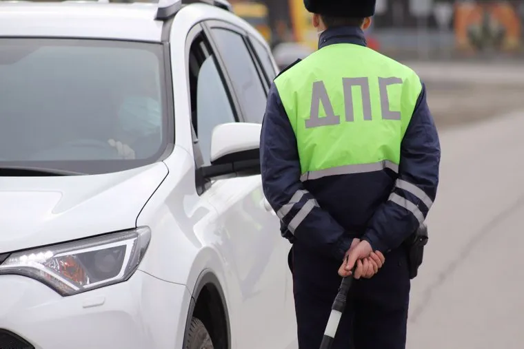 Сотрудники ГИБДД на въезде в город  дают разъяснения по поводу режима. Курган