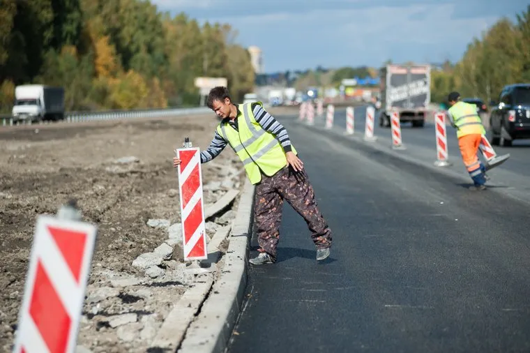 Капитальный ремонт автомобильной дороги М-5 "Урал" "Москва - Челябинск". Екатеринбург, дорожный знак, рабочие, проезжая часть, препятствие, ремонтные работы, трасса