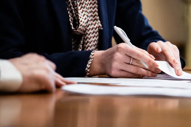 Секретарь Свердловского отделения партии «Единая Россия» Виктор Шептий подает документы на участие в праймериз. Екатеринбург