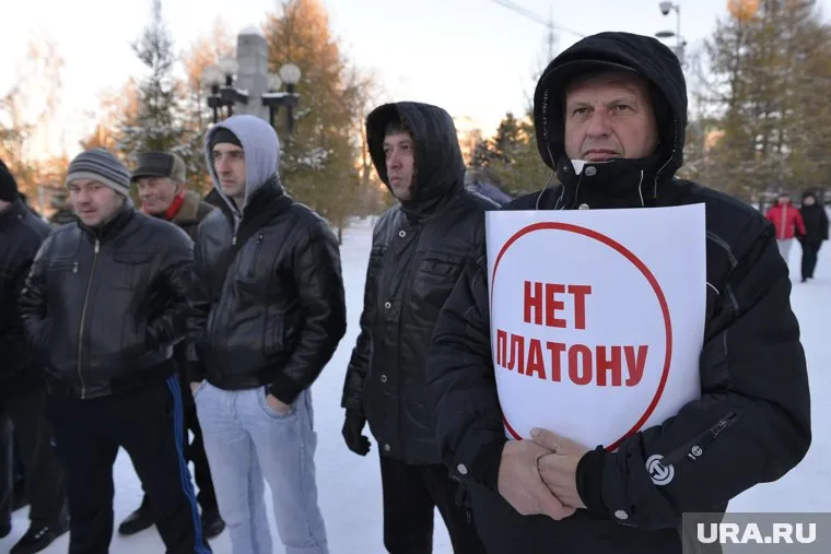 Пока протестуют только дальнобойщики, скоро к ним присоединятся и рядовые водители