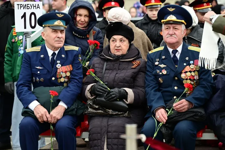 Торжественное прохождение войск Пермского гарнизона и военной техники на Октябрьской площади. Пермь