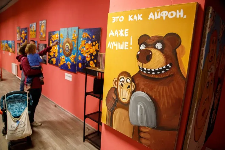 Персональная выставка-галерея Васи Ложкина (Алексея Куделина) в ТЦ «Европа». Екатеринбург, выставка картин, картины ложкина