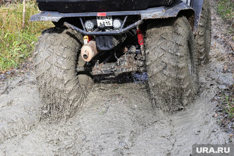 Водительница и пассажирка при поездке на квадроцикле  не использовали шлемы