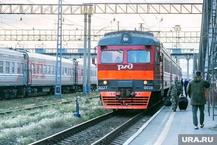 Временно движение поездов по мосту остановлено (архивное фото)