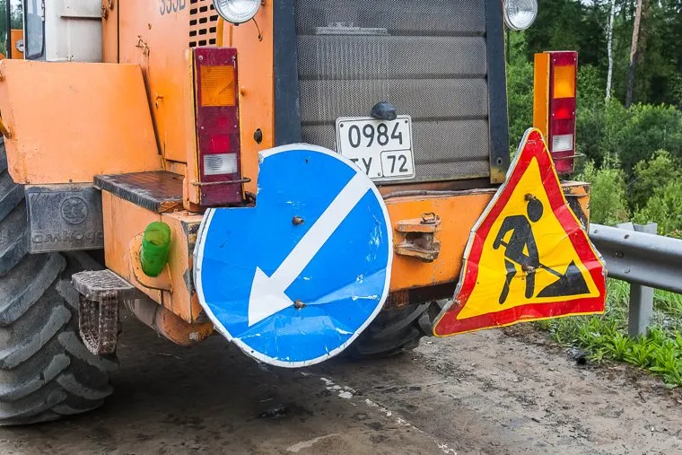 Провал на дороге Тюмень - Ханты-Мансийск. Уватский район