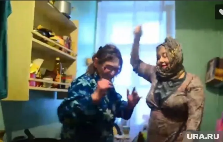 Под песню Satisfaction бабушки зажигают на кухне с поварешками