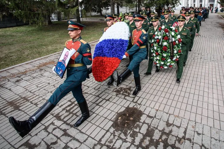 Прощание с полковником Павлом Кропотовым в Окружном доме офицеров. Екатеринбург 