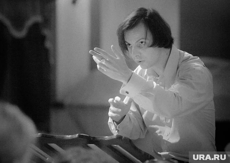 Минкульт отказался от картины с пермским дирижером