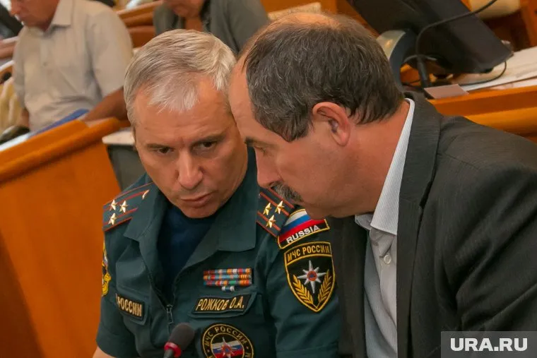 Арестованный экс-начальник курганского МЧС Олег Рожков
(слева) оставил семье долги на 7,5 млн рублей