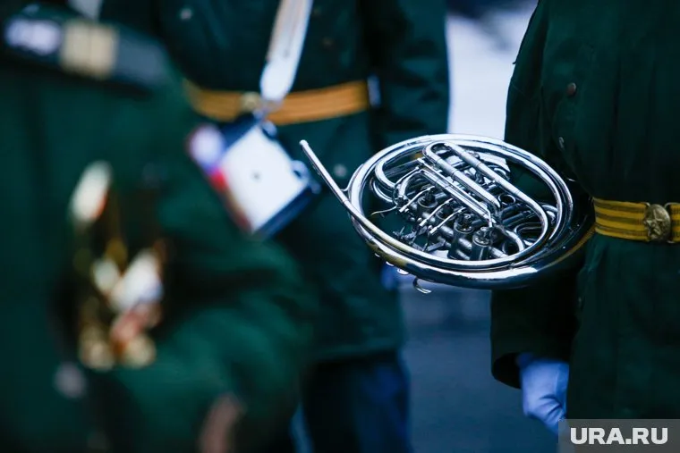 Концерт оркестра штаба ЦВО увидели посетители аэропорта