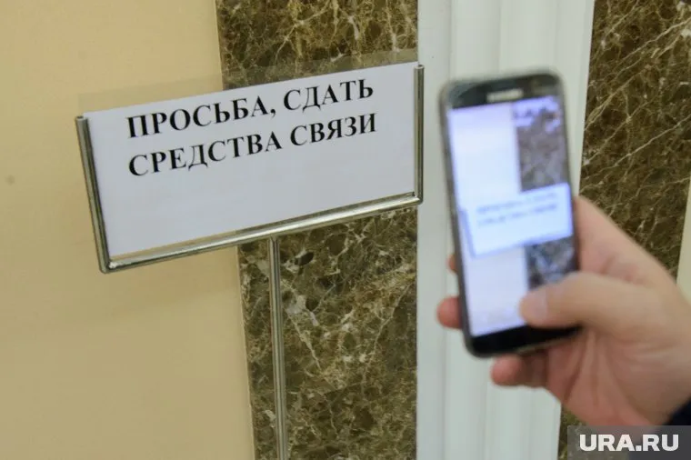 До специалистов банка, которые могут пояснить что-то клиенту,  невозможно дозвониться