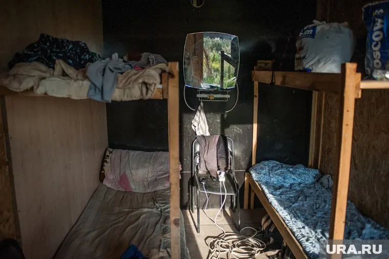 Нефтяников из ХМАО возмутили вахтовые вагончики с обгоревшим потолком