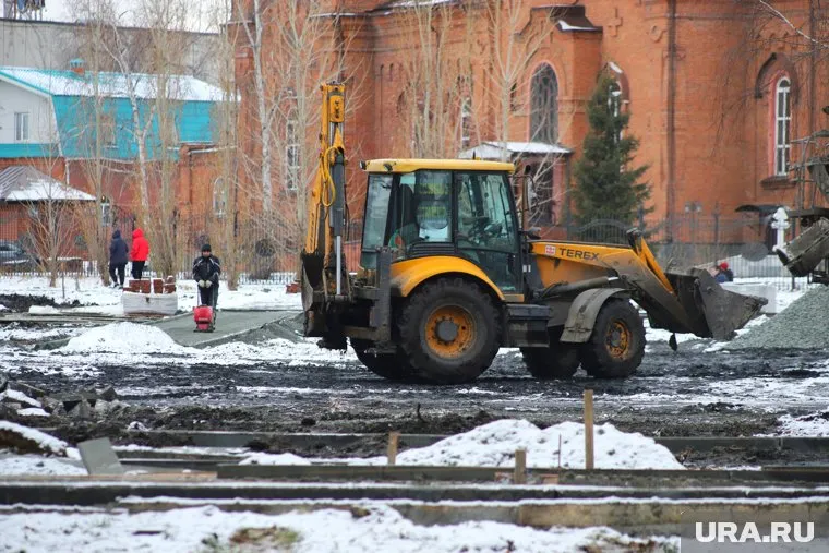 Водитель экскаватора не убедился в безопасности маневра