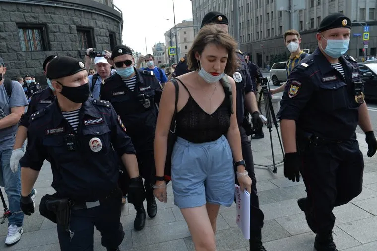 Одиночные пикеты в поддержку Ивана Сафронова. Москва