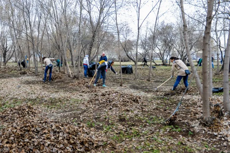 Наталья Котова на городском субботнике. Челябинск